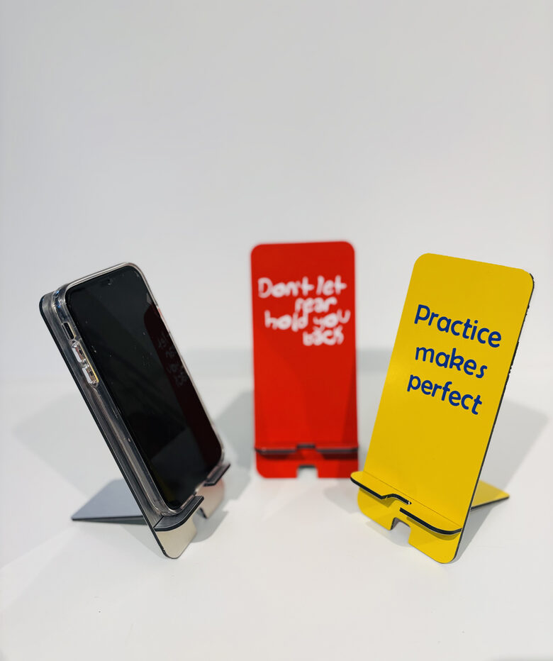 Telefona statīvs, ar motivējošu tekstu. 