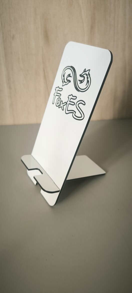 Telefona statīvs ar Jūsu izvēlētu gravējumu.